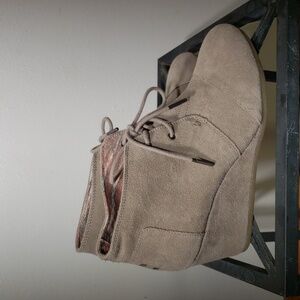 EUC Toms Women's Size W10 Lace-Up Suede Ankle Booties - Taupe